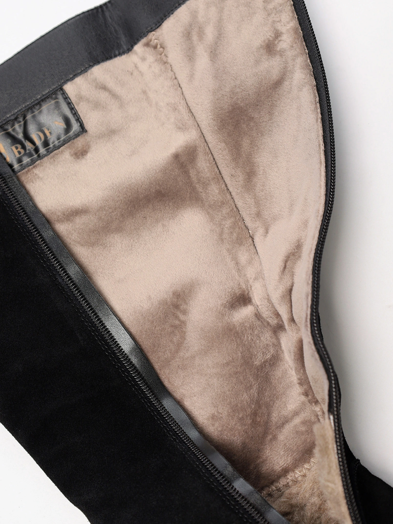 Сапоги черного цвета из натуральной замши на высоком каблуке